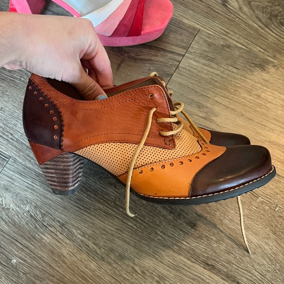 L’Artiste Vintage Inspired Heels - Picture 2 of 4